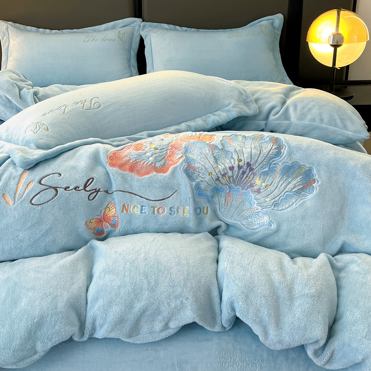 91家纺网 家纺一手货源 找家纺 居易简 2025新款亲肤刺绣款牛奶绒四件套-蝶影翩翩 蝶影翩翩-天蓝