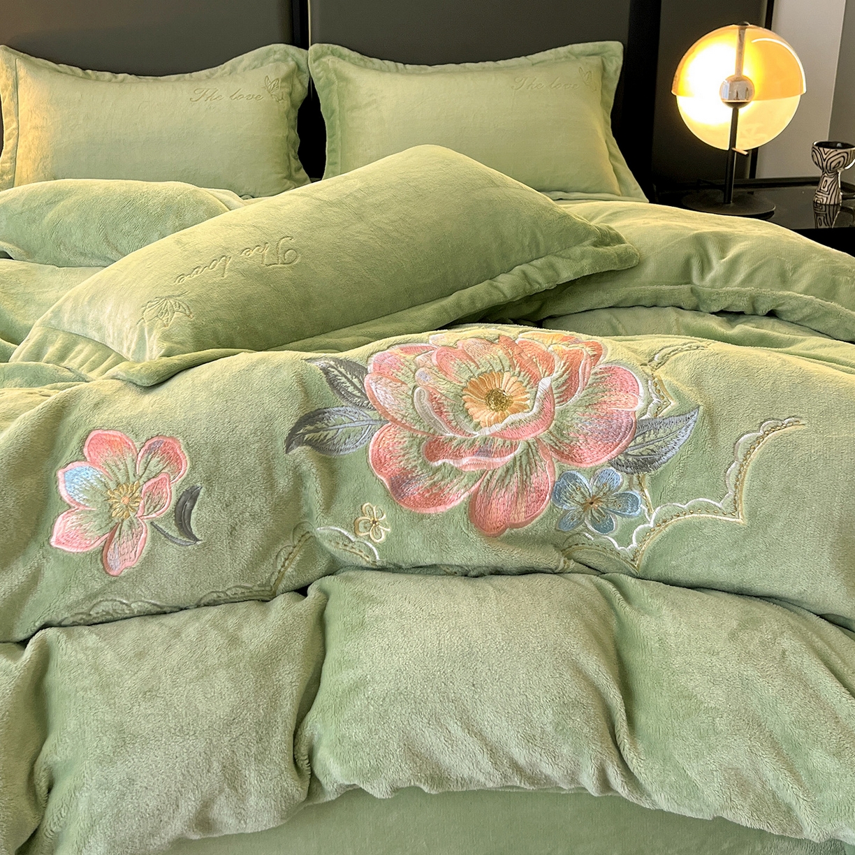 91家纺网 家纺一手货源 找家纺 居易简 2025新款亲肤刺绣款牛奶绒四件套-花晨月夕 花晨月夕-豆绿