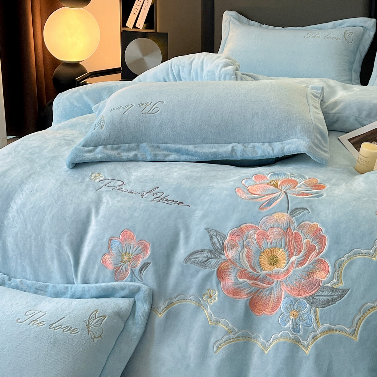 91家纺网 家纺一手货源 找家纺 居易简 2025新款亲肤刺绣款牛奶绒四件套-花晨月夕 花晨月夕-天蓝