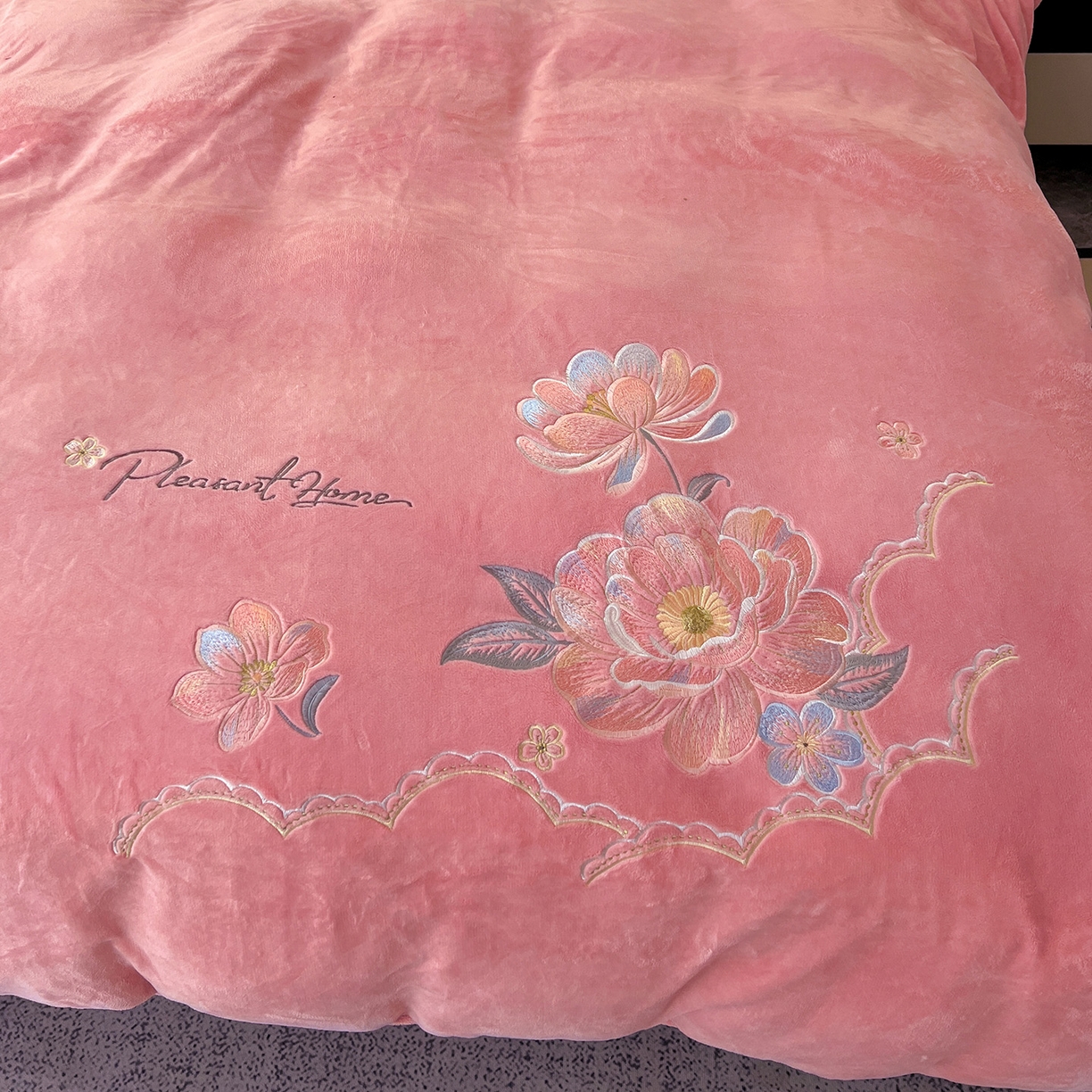 91家纺网 家纺一手货源 找家纺 （总）居易简 2025新款亲肤刺绣款牛奶绒四件套-花晨月夕