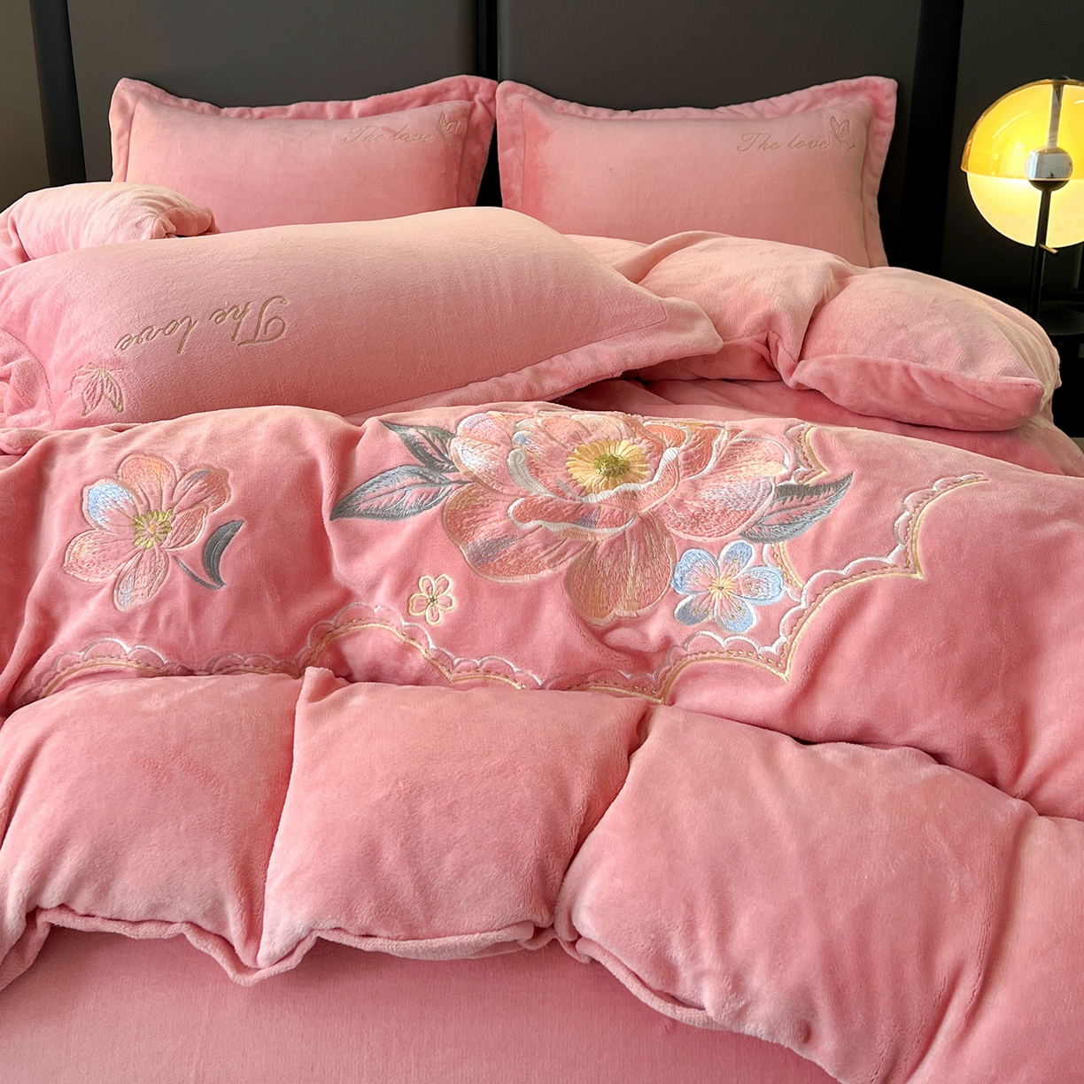 91家纺网 家纺一手货源 找家纺 居易简 2025新款亲肤刺绣款牛奶绒四件套-花晨月夕 花晨月夕-豆沙