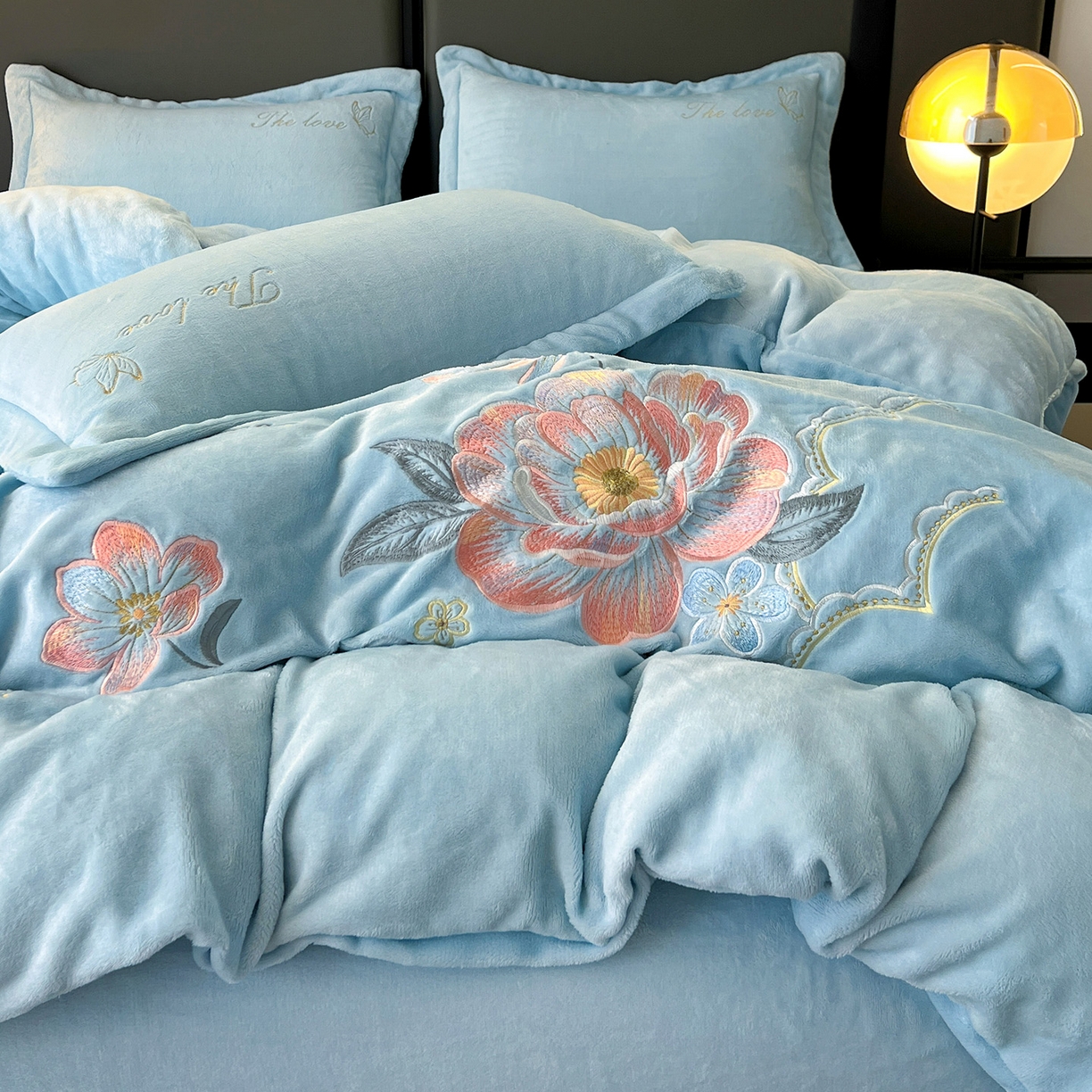 91家纺网 家纺一手货源 找家纺 居易简 2025新款亲肤刺绣款牛奶绒四件套-花晨月夕 花晨月夕-天蓝