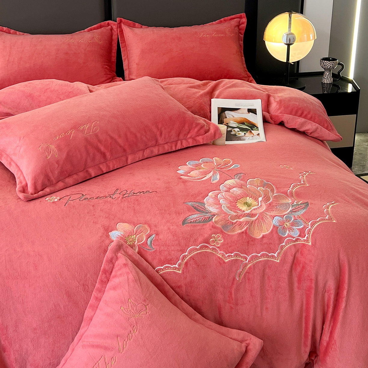 91家纺网 家纺一手货源 找家纺 居易简 2025新款亲肤刺绣款牛奶绒四件套-花晨月夕 花晨月夕-姜红