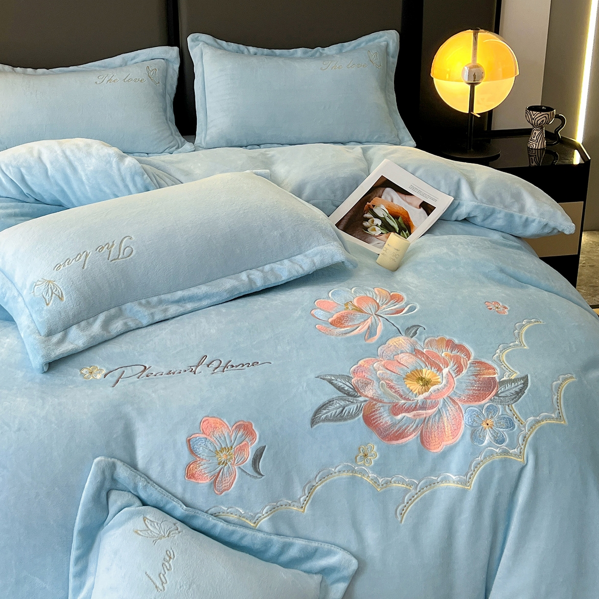 91家纺网 家纺一手货源 找家纺 居易简 2025新款亲肤刺绣款牛奶绒四件套-花晨月夕 花晨月夕-天蓝