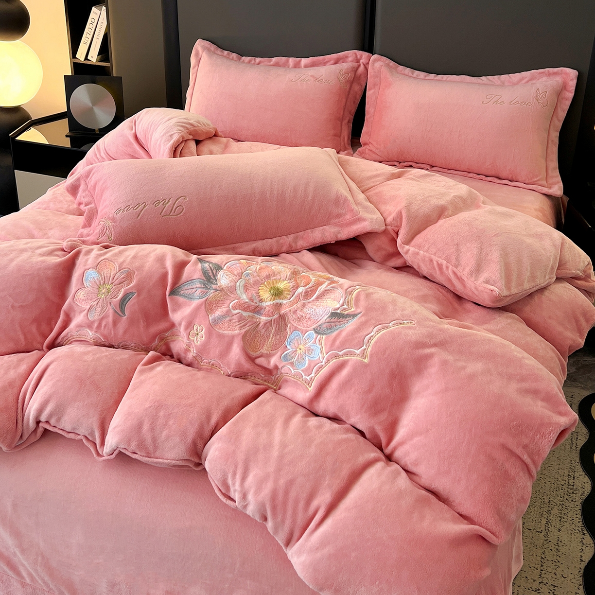 91家纺网 家纺一手货源 找家纺 居易简 2025新款亲肤刺绣款牛奶绒四件套-花晨月夕 花晨月夕-豆沙