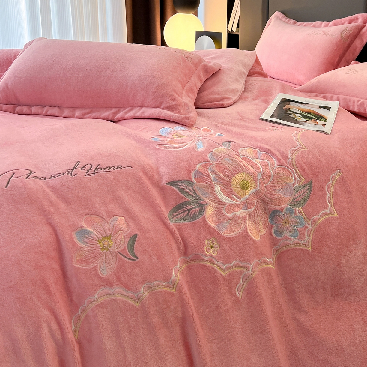 91家纺网 家纺一手货源 找家纺 居易简 2025新款亲肤刺绣款牛奶绒四件套-花晨月夕 花晨月夕-豆沙