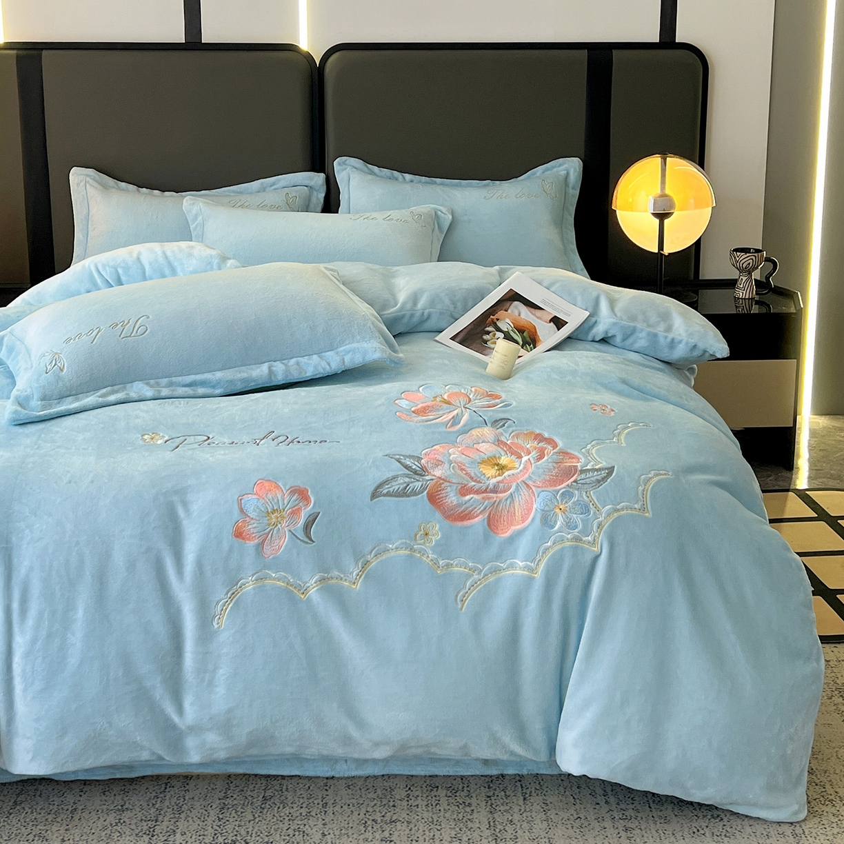 91家纺网 家纺一手货源 找家纺 居易简 2025新款亲肤刺绣款牛奶绒四件套-花晨月夕 花晨月夕-天蓝