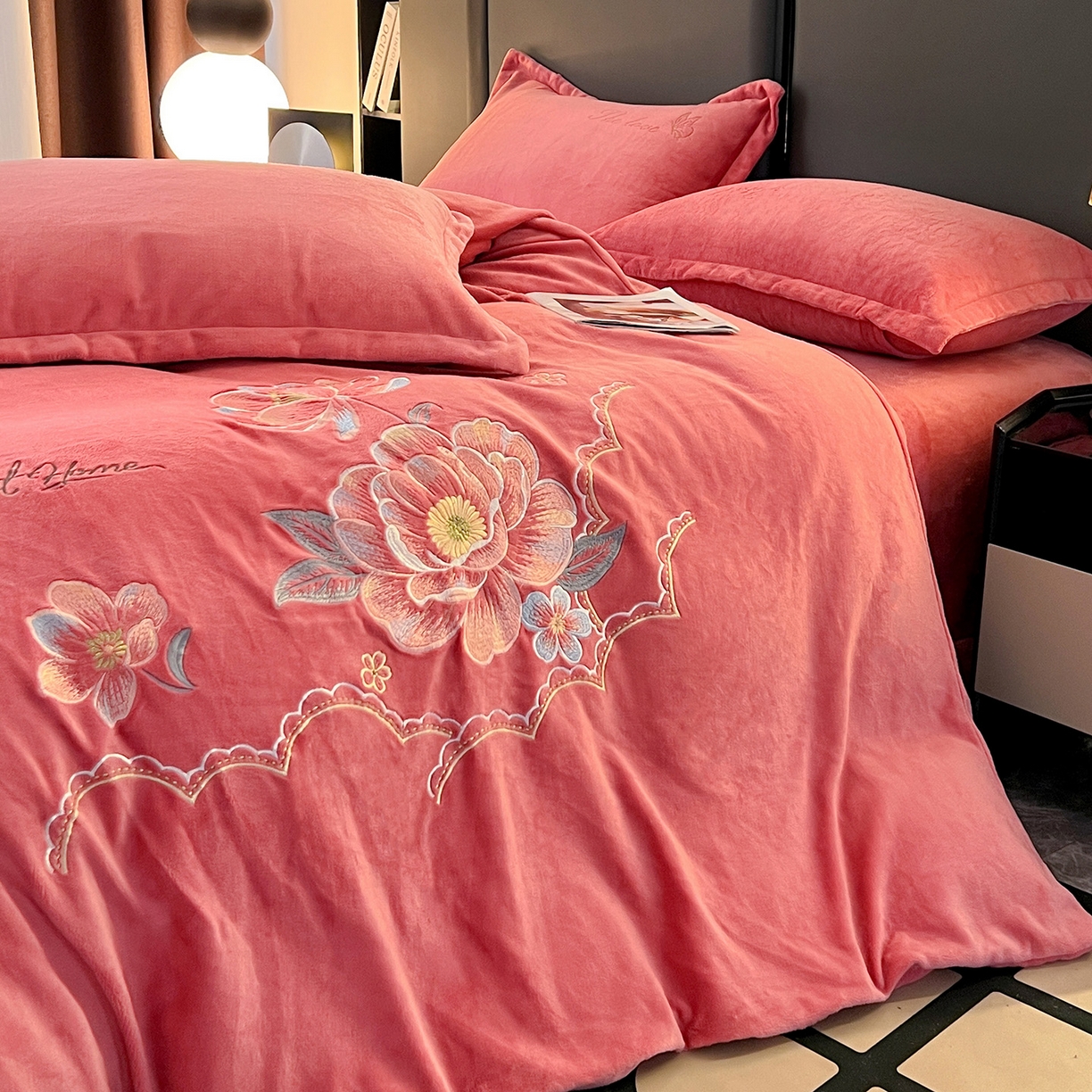 91家纺网 家纺一手货源 找家纺 居易简 2025新款亲肤刺绣款牛奶绒四件套-花晨月夕 花晨月夕-姜红