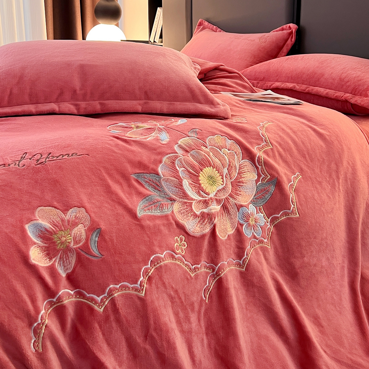 91家纺网 家纺一手货源 找家纺 居易简 2025新款亲肤刺绣款牛奶绒四件套-花晨月夕 花晨月夕-姜红