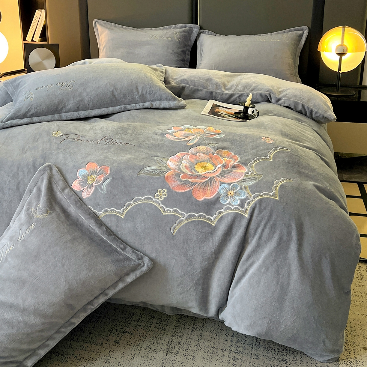 91家纺网 家纺一手货源 找家纺 居易简 2025新款亲肤刺绣款牛奶绒四件套-花晨月夕 花晨月夕-浅灰