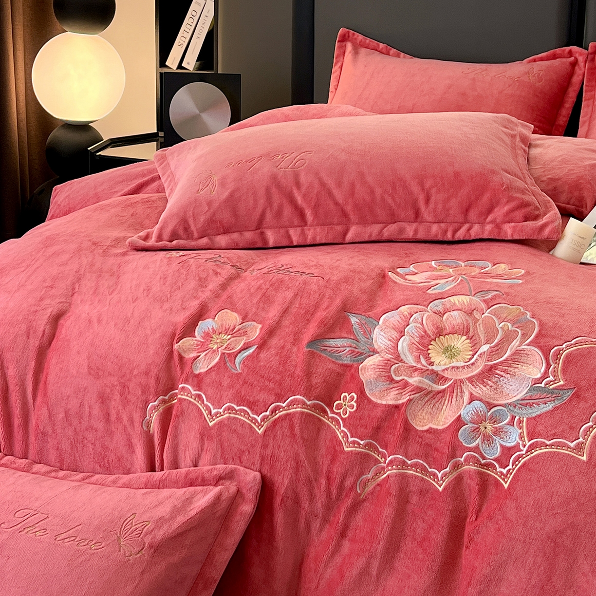 91家纺网 家纺一手货源 找家纺 居易简 2025新款亲肤刺绣款牛奶绒四件套-花晨月夕 花晨月夕-姜红