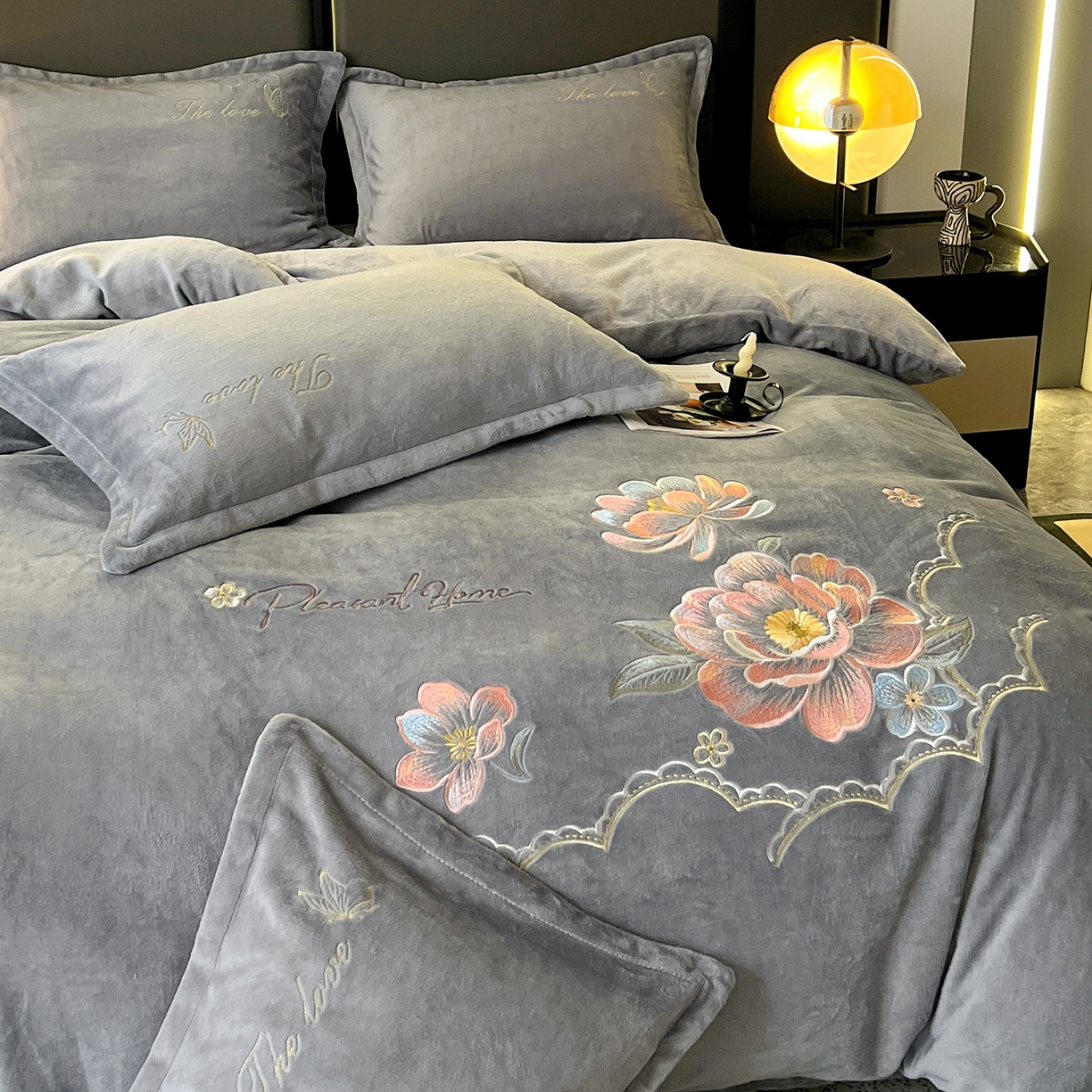 91家纺网 家纺一手货源 找家纺 居易简 2025新款亲肤刺绣款牛奶绒四件套-花晨月夕 花晨月夕-浅灰