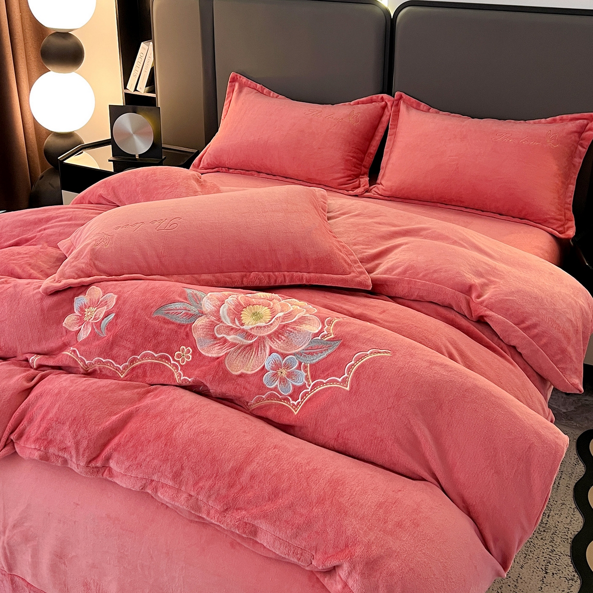 91家纺网 家纺一手货源 找家纺 居易简 2025新款亲肤刺绣款牛奶绒四件套-花晨月夕 花晨月夕-姜红