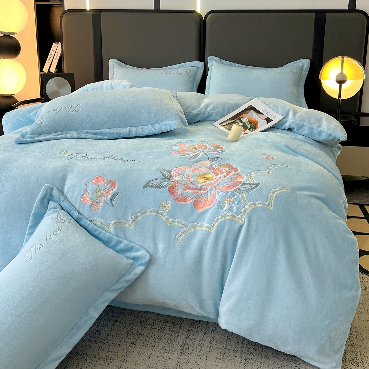 91家纺网 家纺一手货源 找家纺 居易简 2025新款亲肤刺绣款牛奶绒四件套-花晨月夕 花晨月夕-天蓝