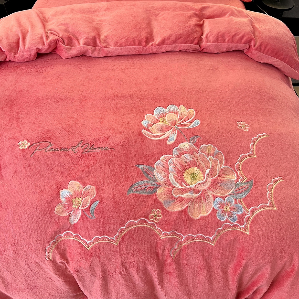 91家纺网 家纺一手货源 找家纺 居易简 2025新款亲肤刺绣款牛奶绒四件套-花晨月夕 花晨月夕-姜红