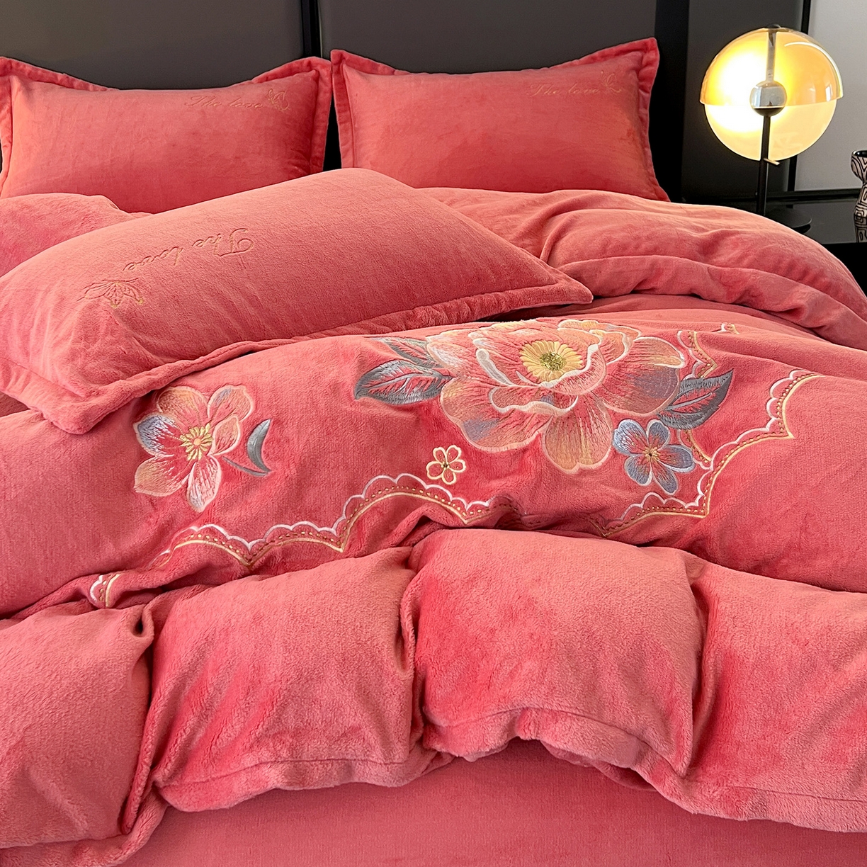 91家纺网 家纺一手货源 找家纺 居易简 2025新款亲肤刺绣款牛奶绒四件套-花晨月夕 花晨月夕-姜红