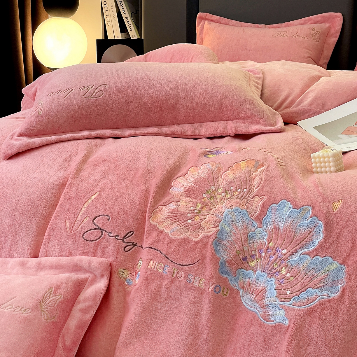 91家纺网 家纺一手货源 找家纺 （总）居易简 2025新款亲肤刺绣款牛奶绒四件套-蝶影翩翩