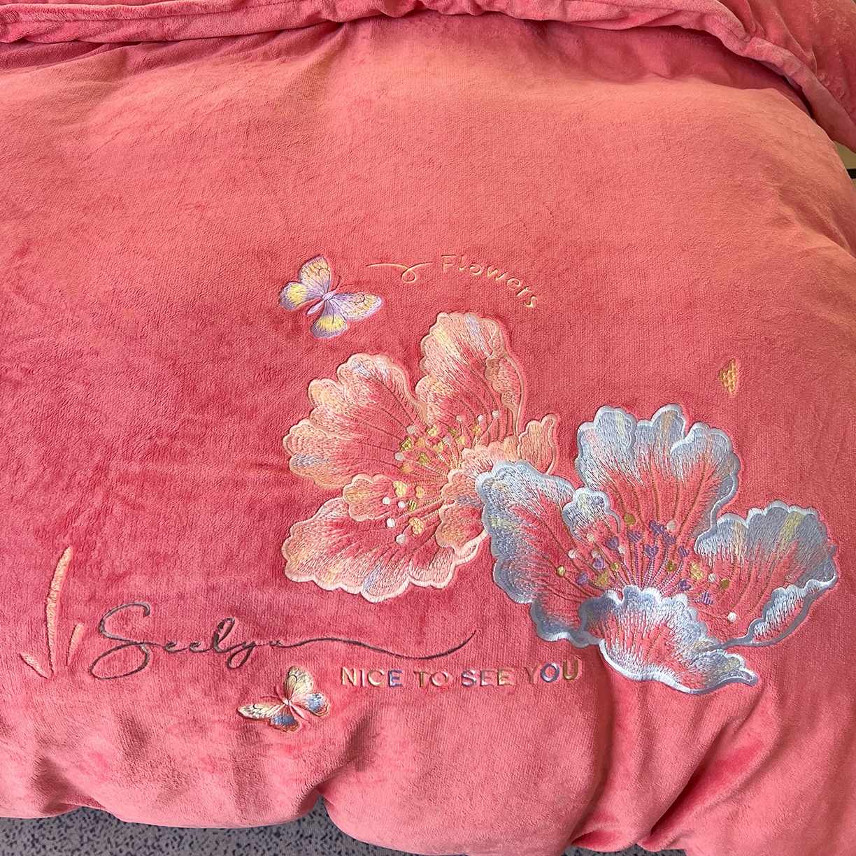 91家纺网 家纺一手货源 找家纺 居易简 2025新款亲肤刺绣款牛奶绒四件套-蝶影翩翩 蝶影翩翩-姜红