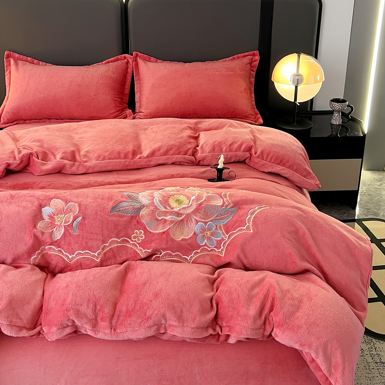 91家纺网 家纺一手货源 找家纺 居易简 2025新款亲肤刺绣款牛奶绒四件套-花晨月夕 花晨月夕-姜红