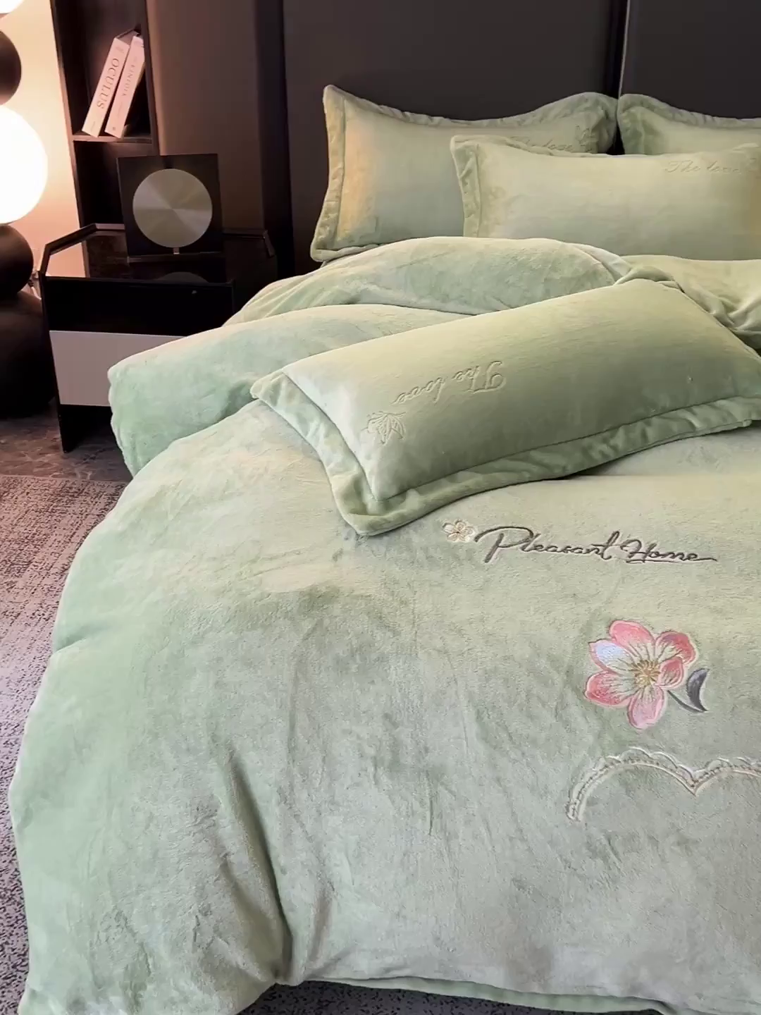 91家纺网 家纺一手货源 找家纺 居易简 2025新款亲肤刺绣款牛奶绒四件套-花晨月夕 花晨月夕-豆绿