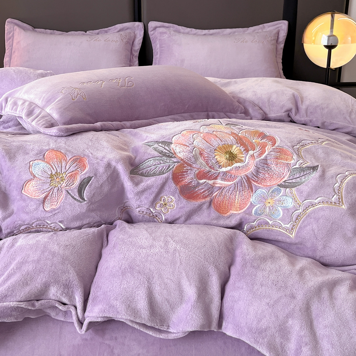 91家纺网 家纺一手货源 找家纺 居易简 2025新款亲肤刺绣款牛奶绒四件套-花晨月夕 花晨月夕-魅紫