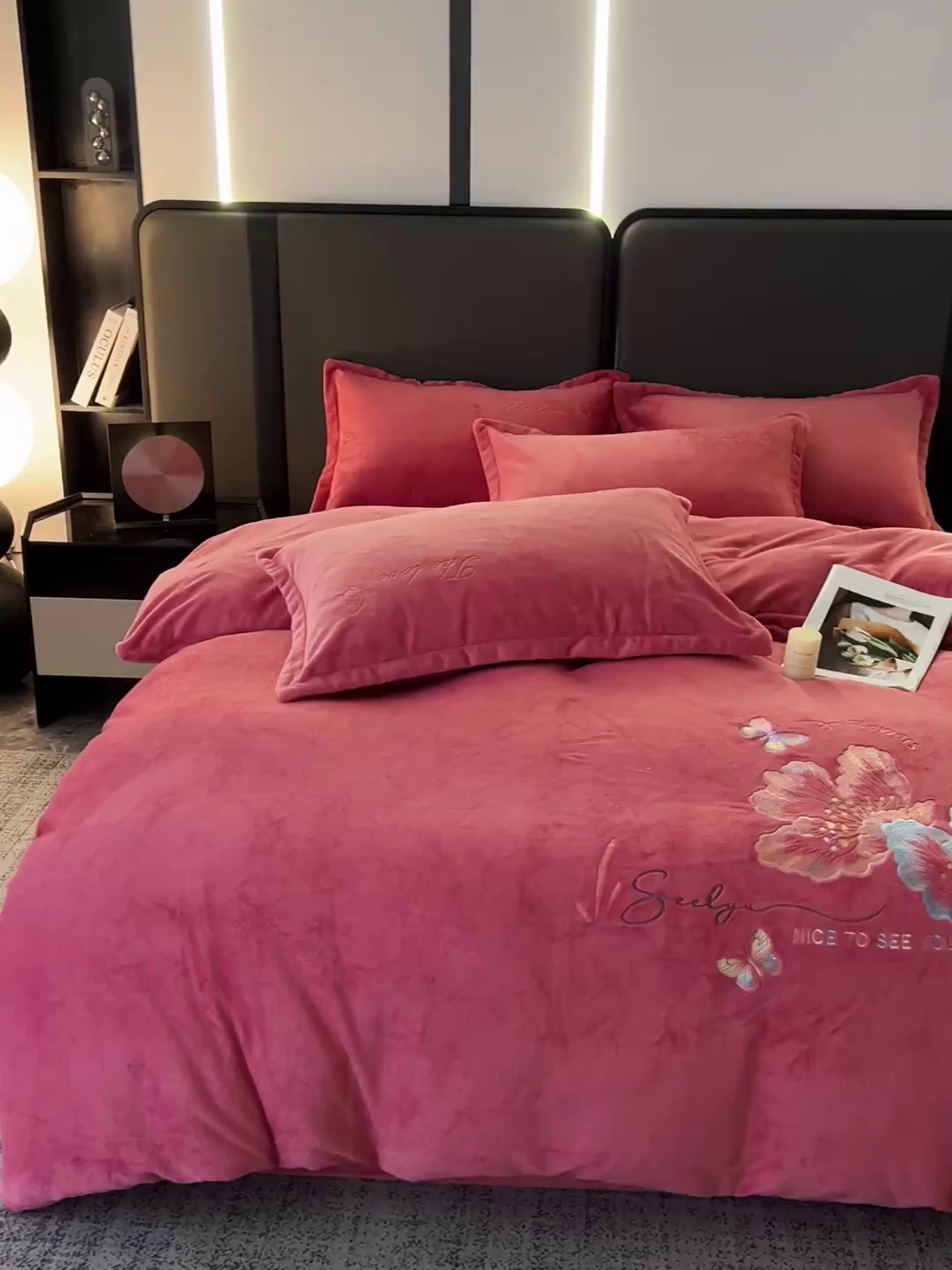 91家纺网 家纺一手货源 找家纺 居易简 2025新款亲肤刺绣款牛奶绒四件套-蝶影翩翩 蝶影翩翩-姜红