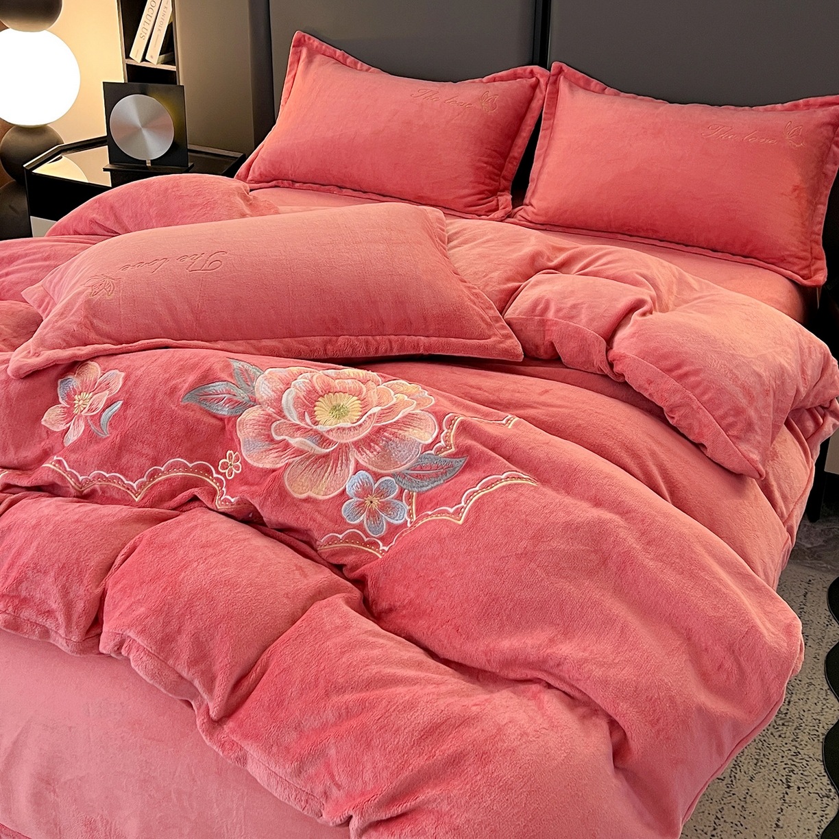 91家纺网 家纺一手货源 找家纺 居易简 2025新款亲肤刺绣款牛奶绒四件套-花晨月夕 花晨月夕-姜红