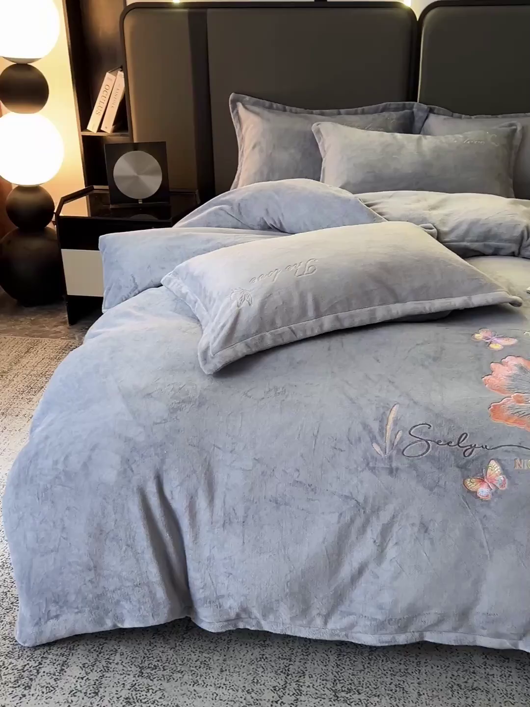 91家纺网 家纺一手货源 找家纺 居易简 2025新款亲肤刺绣款牛奶绒四件套-蝶影翩翩 蝶影翩翩-浅灰