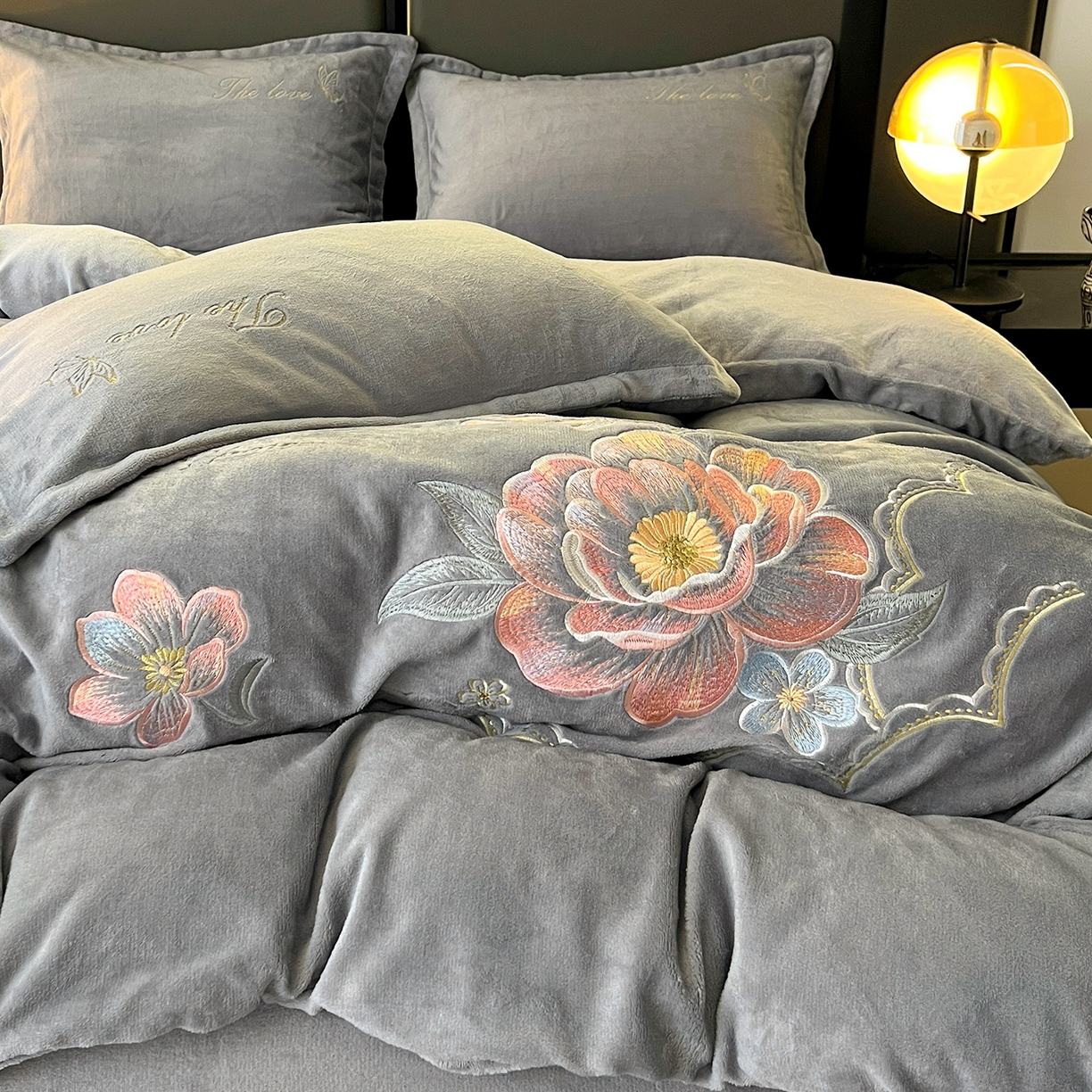 91家纺网 家纺一手货源 找家纺 居易简 2025新款亲肤刺绣款牛奶绒四件套-花晨月夕 花晨月夕-浅灰