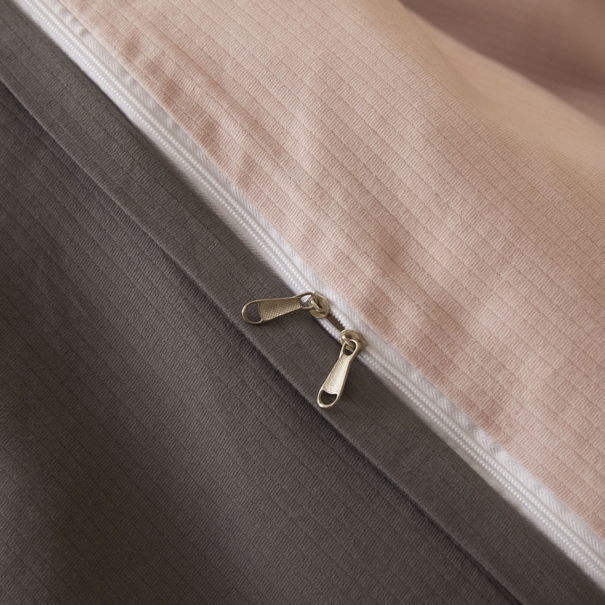 91家纺网 家纺一手货源 找家纺 小叮当家纺仓储工厂店 2025新款提供买家秀爆款花型不断货60s水洗提花全棉纯棉磨毛四件套 芭蕾粉+骑士灰