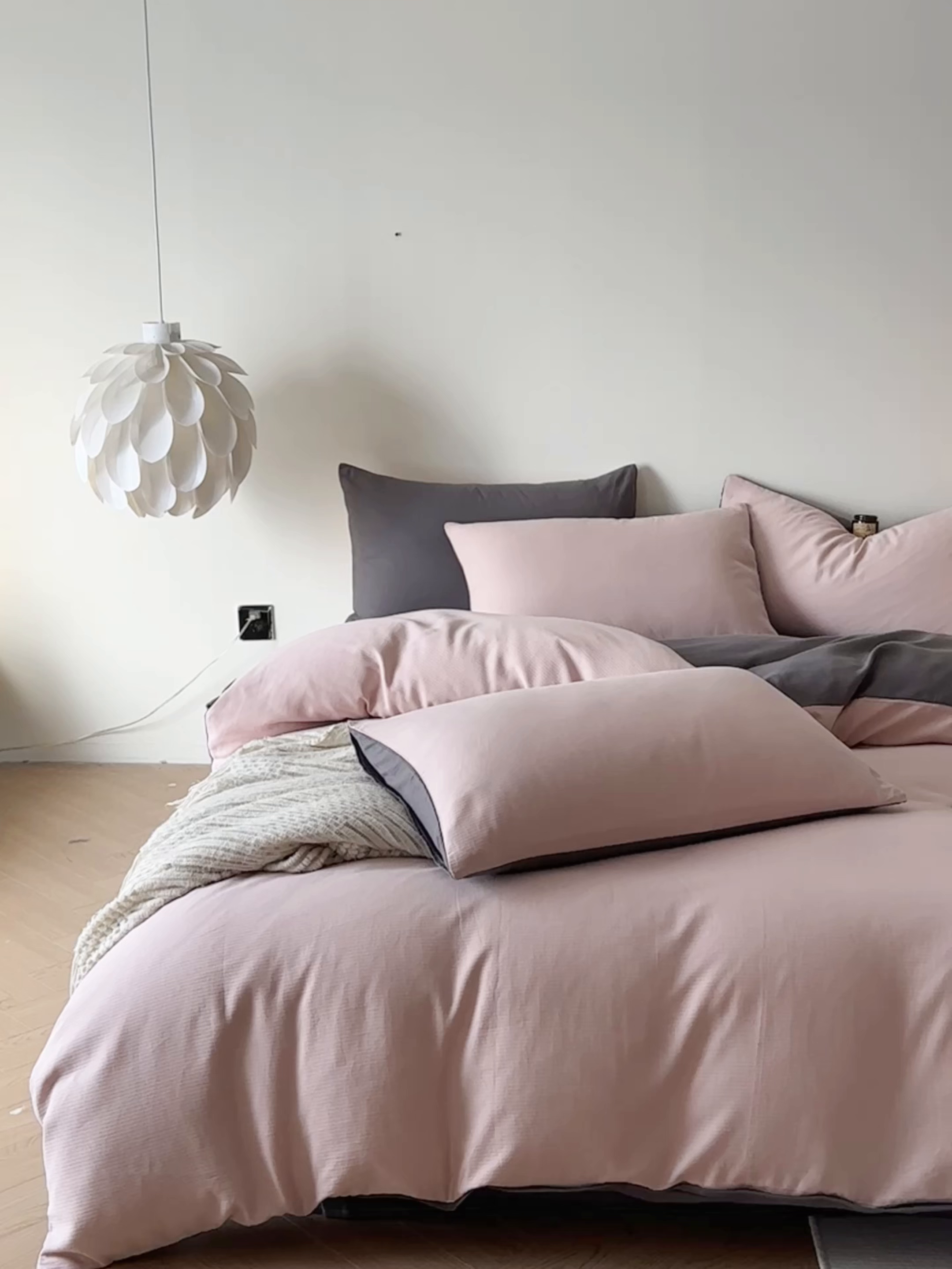 91家纺网 家纺一手货源 找家纺 小叮当家纺仓储工厂店 2025新款提供买家秀爆款花型不断货60s水洗提花全棉纯棉磨毛四件套 芭蕾粉+骑士灰