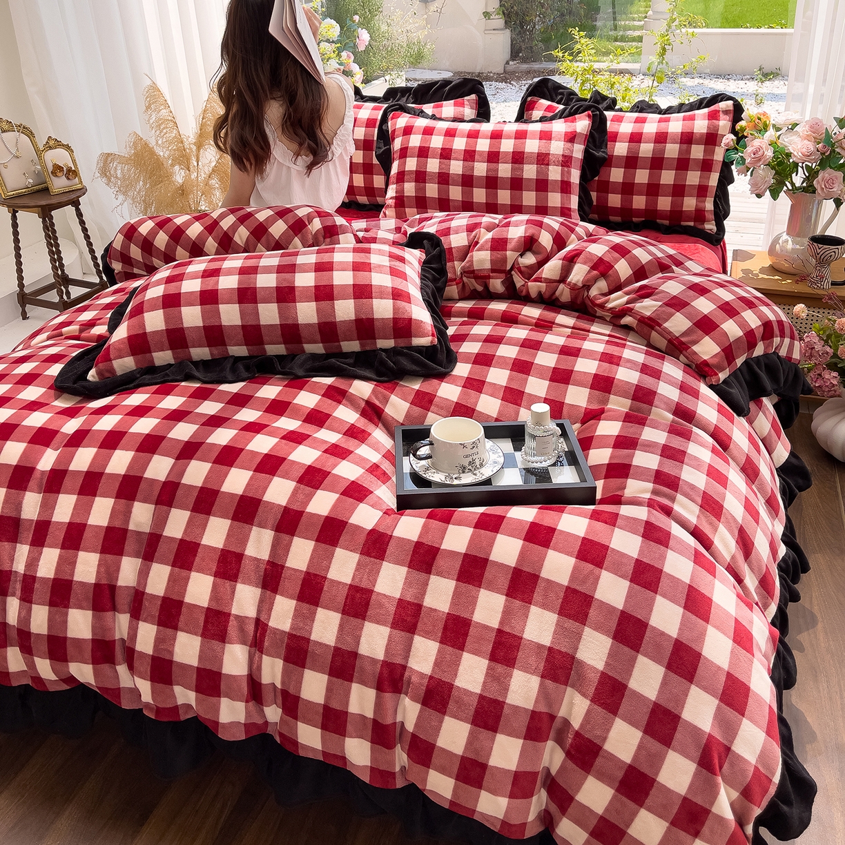 91家纺网 家纺一手货源 找家纺 赛丽雅 2025新款赫本风牛奶绒床裙款黑色花边四件套花边款 8-9 斤加厚面料 