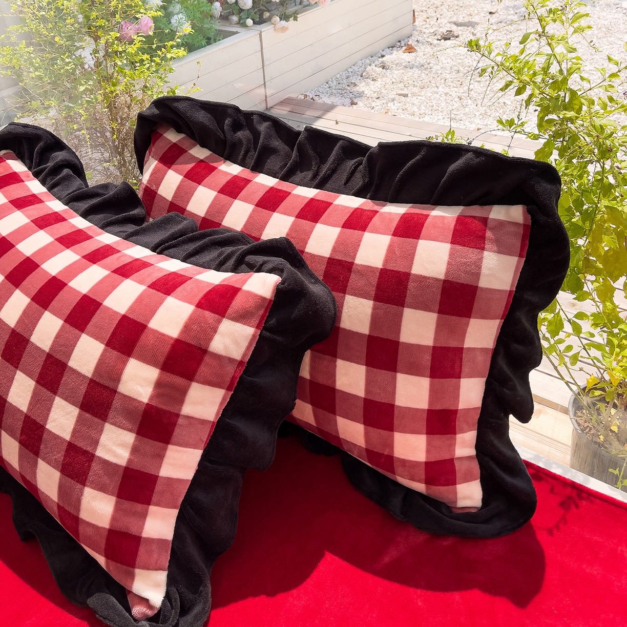 91家纺网 家纺一手货源 找家纺 赛丽雅 2025新款赫本风牛奶绒床裙款黑色花边四件套花边款 8-9 斤加厚面料 