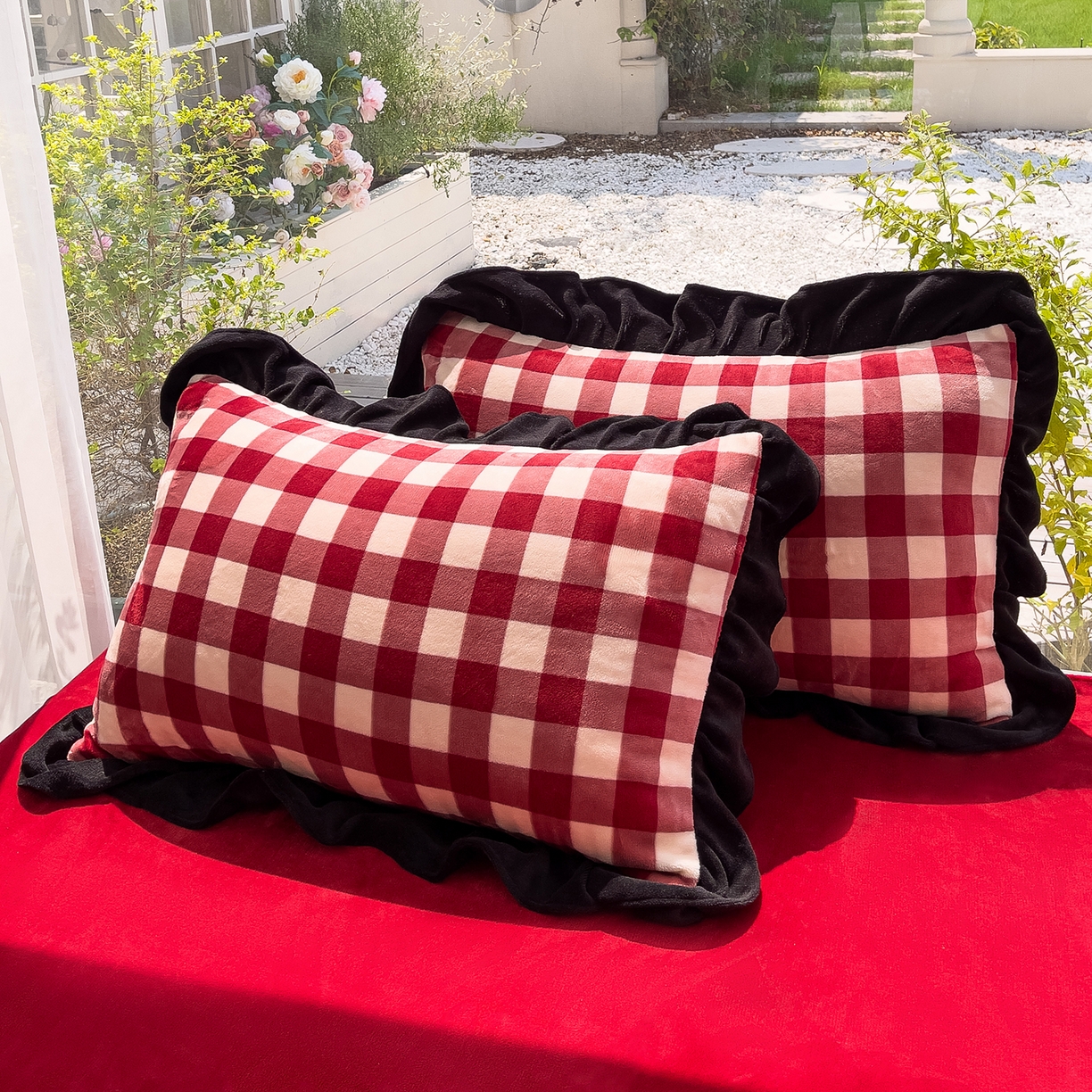 91家纺网 家纺一手货源 找家纺 赛丽雅 2025新款赫本风牛奶绒床裙款黑色花边四件套花边款 8-9 斤加厚面料 