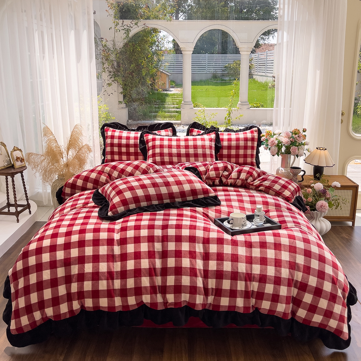 91家纺网 家纺一手货源 找家纺 赛丽雅 2025新款赫本风牛奶绒床裙款黑色花边四件套花边款 8-9 斤加厚面料 