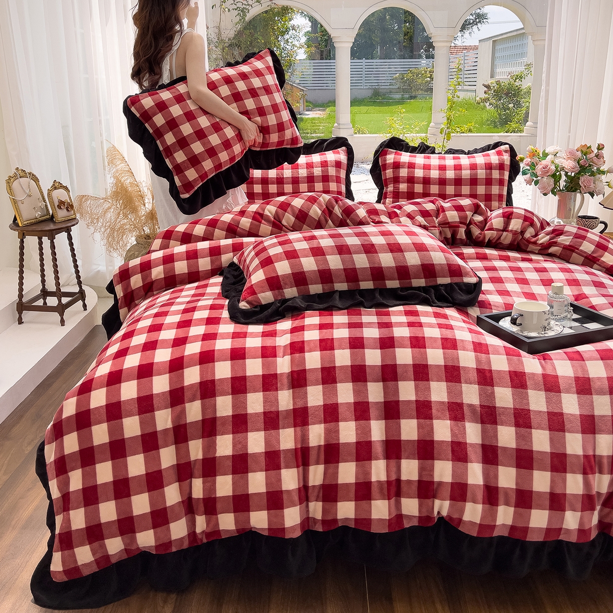 91家纺网 家纺一手货源 找家纺 赛丽雅 2025新款赫本风牛奶绒床裙款黑色花边四件套花边款 8-9 斤加厚面料 