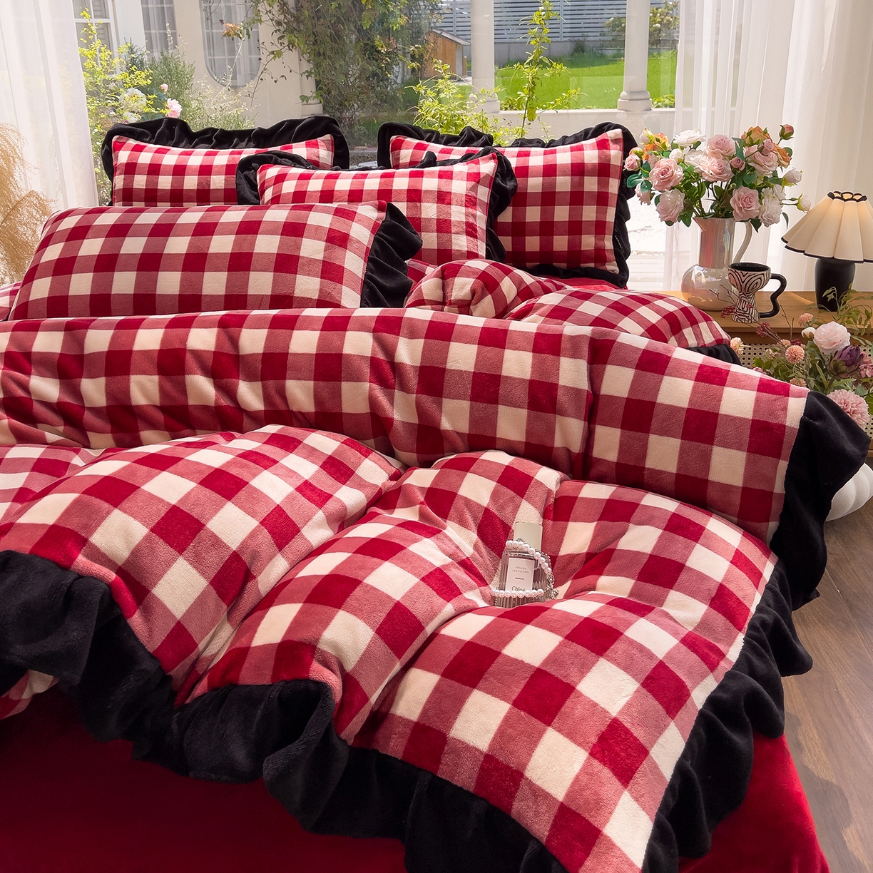 91家纺网 家纺一手货源 找家纺 赛丽雅 2025新款赫本风牛奶绒床裙款黑色花边四件套花边款 8-9 斤加厚面料 