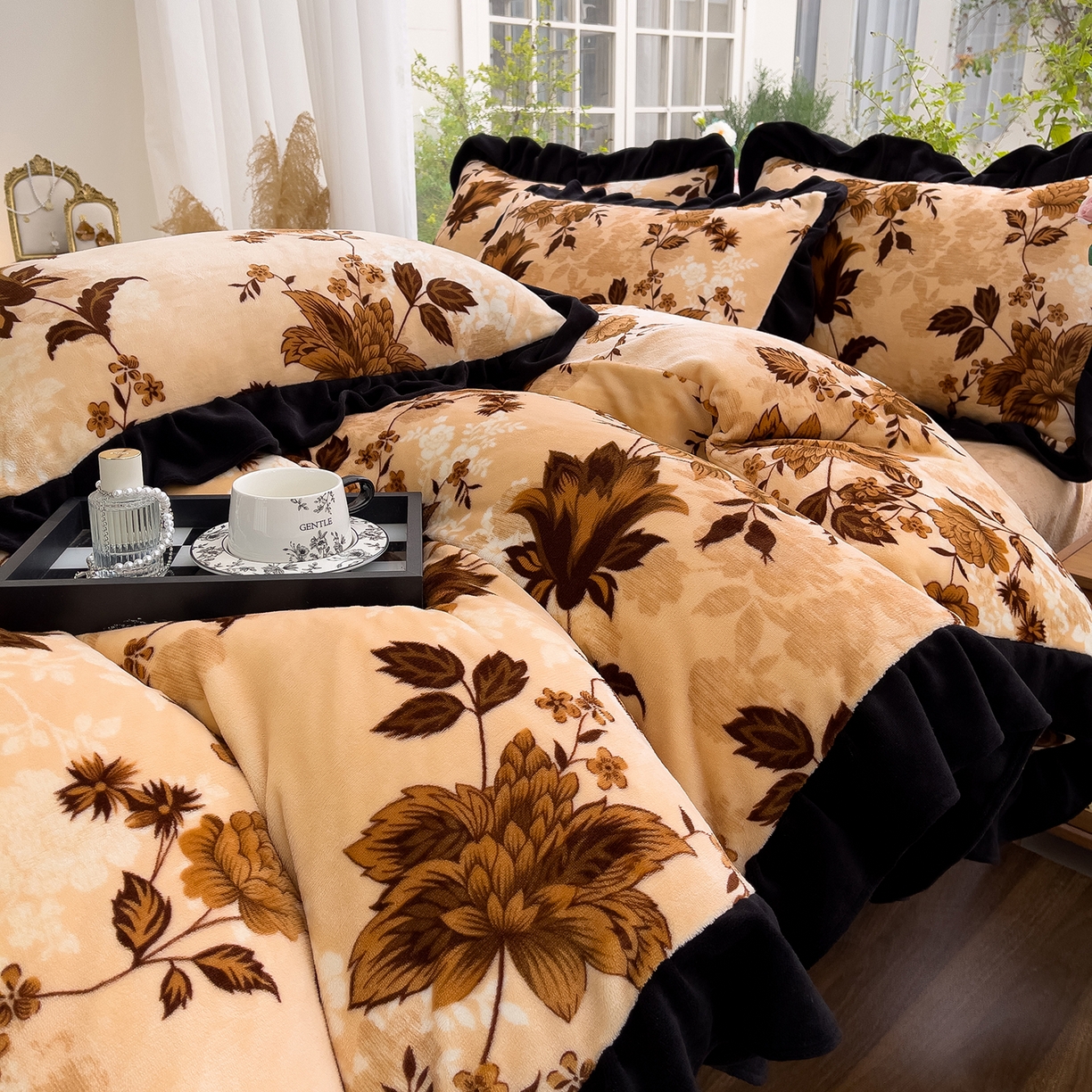 91家纺网 家纺一手货源 找家纺 赛丽雅 2025新款赫本风牛奶绒床裙款黑色花边四件套花边款 8-9 斤加厚面料 芳菲