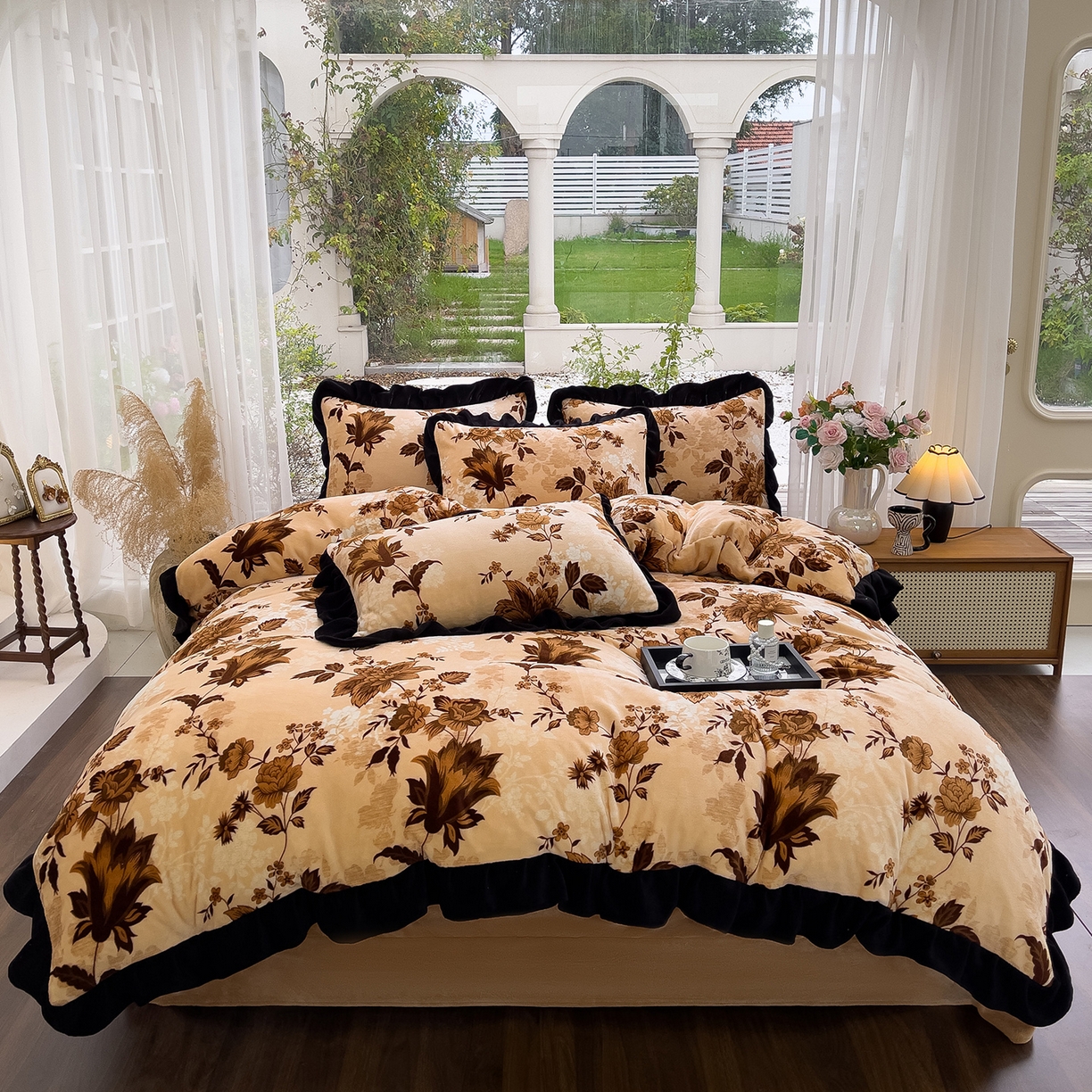 91家纺网 家纺一手货源 找家纺 赛丽雅 2025新款赫本风牛奶绒床裙款黑色花边四件套花边款 8-9 斤加厚面料 芳菲