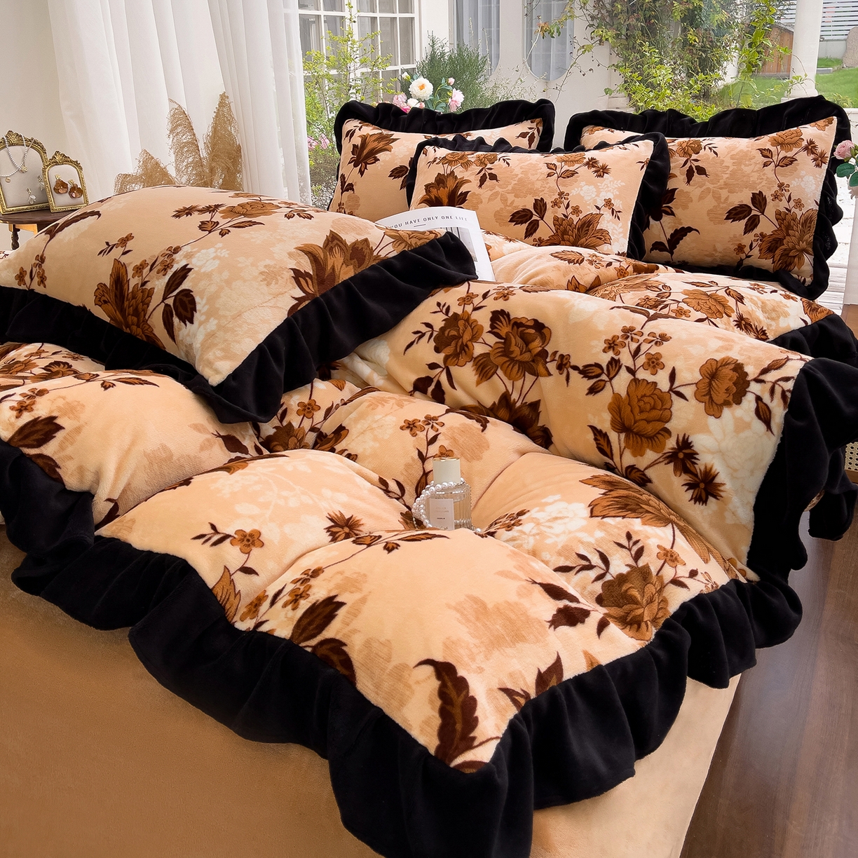 91家纺网 家纺一手货源 找家纺 赛丽雅 2025新款赫本风牛奶绒床裙款黑色花边四件套花边款 8-9 斤加厚面料 芳菲