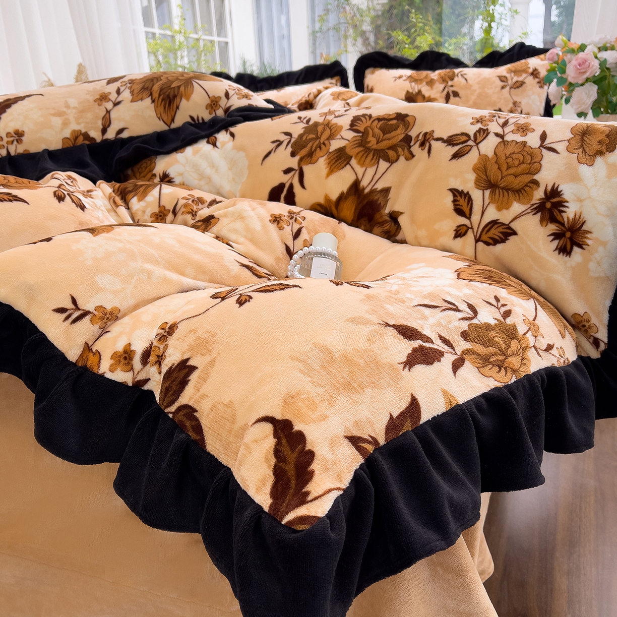 91家纺网 家纺一手货源 找家纺 赛丽雅 2025新款赫本风牛奶绒床裙款黑色花边四件套花边款 8-9 斤加厚面料 芳菲