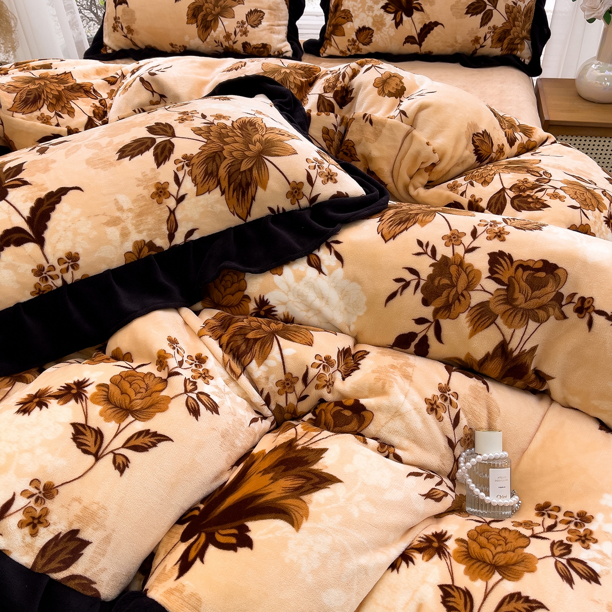 91家纺网 家纺一手货源 找家纺 赛丽雅 2025新款赫本风牛奶绒床裙款黑色花边四件套花边款 8-9 斤加厚面料 芳菲