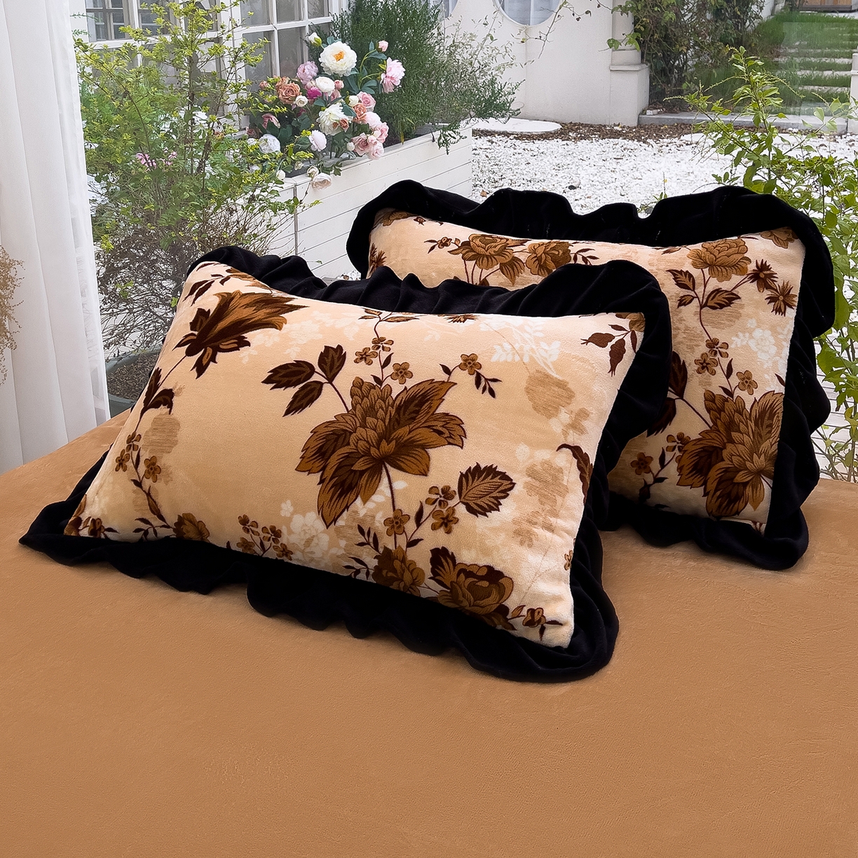 91家纺网 家纺一手货源 找家纺 赛丽雅 2025新款赫本风牛奶绒床裙款黑色花边四件套花边款 8-9 斤加厚面料 芳菲