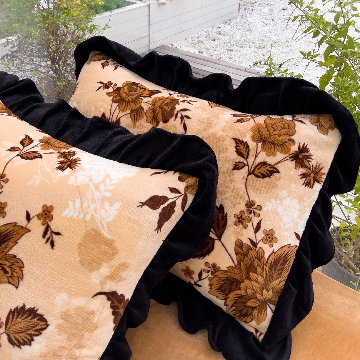 91家纺网 家纺一手货源 找家纺 赛丽雅 2025新款赫本风牛奶绒床裙款黑色花边四件套花边款 8-9 斤加厚面料 芳菲