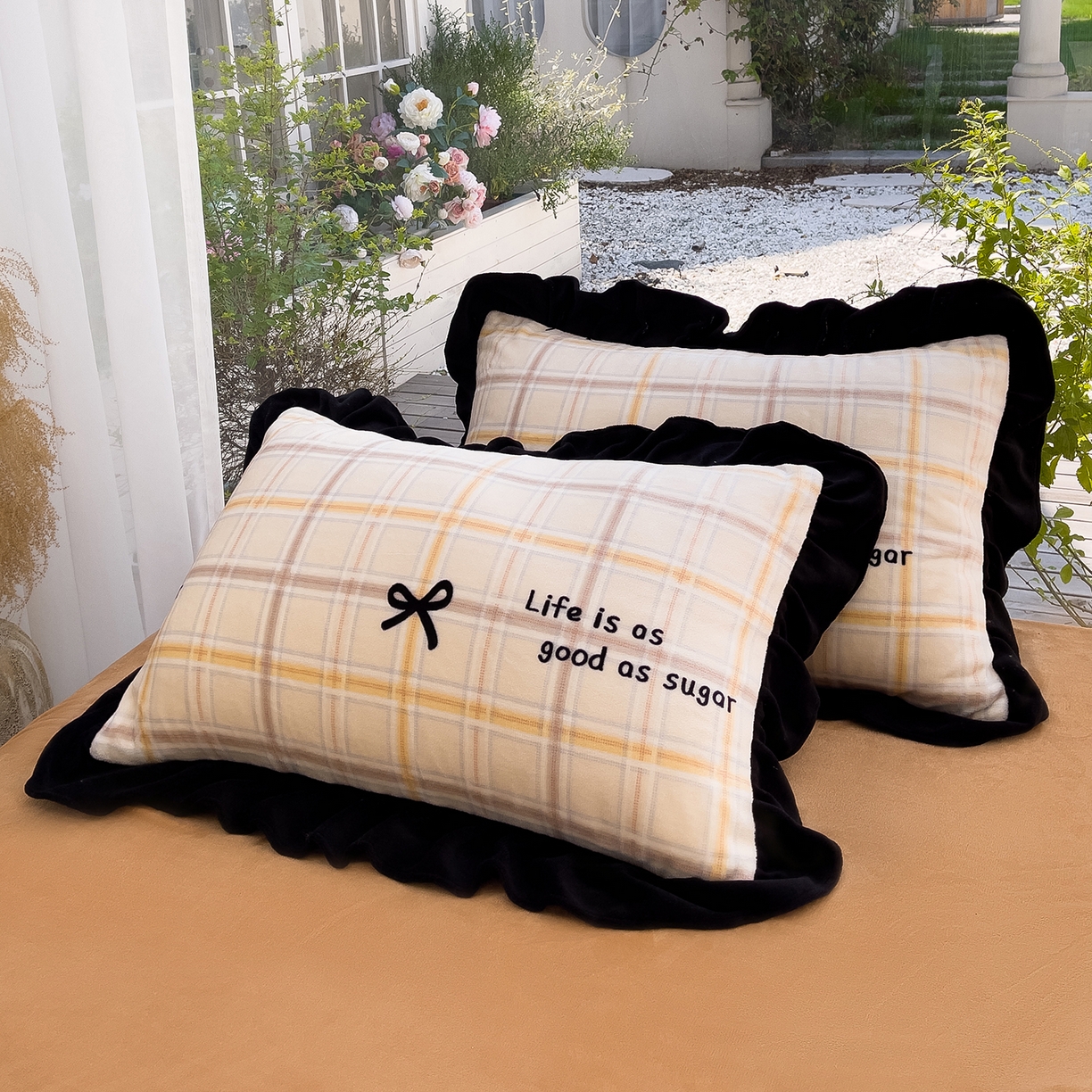 91家纺网 家纺一手货源 找家纺 赛丽雅 2025新款赫本风牛奶绒床裙款黑色花边四件套花边款 8-9 斤加厚面料 幻蝶