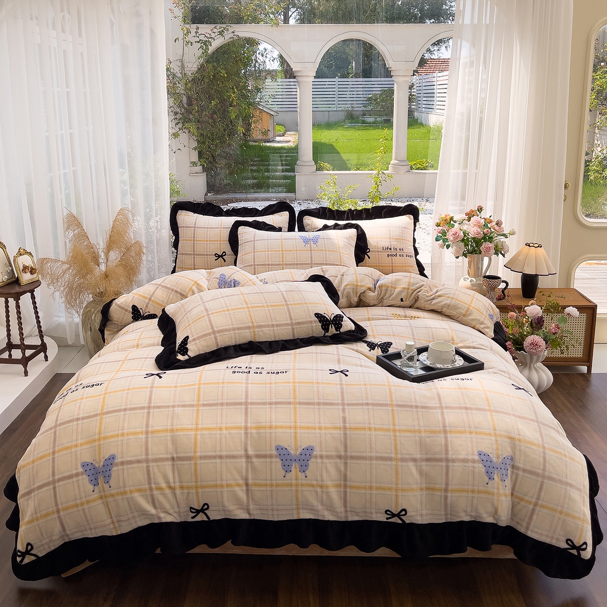 91家纺网 家纺一手货源 找家纺 赛丽雅 2025新款赫本风牛奶绒床裙款黑色花边四件套花边款 8-9 斤加厚面料 幻蝶