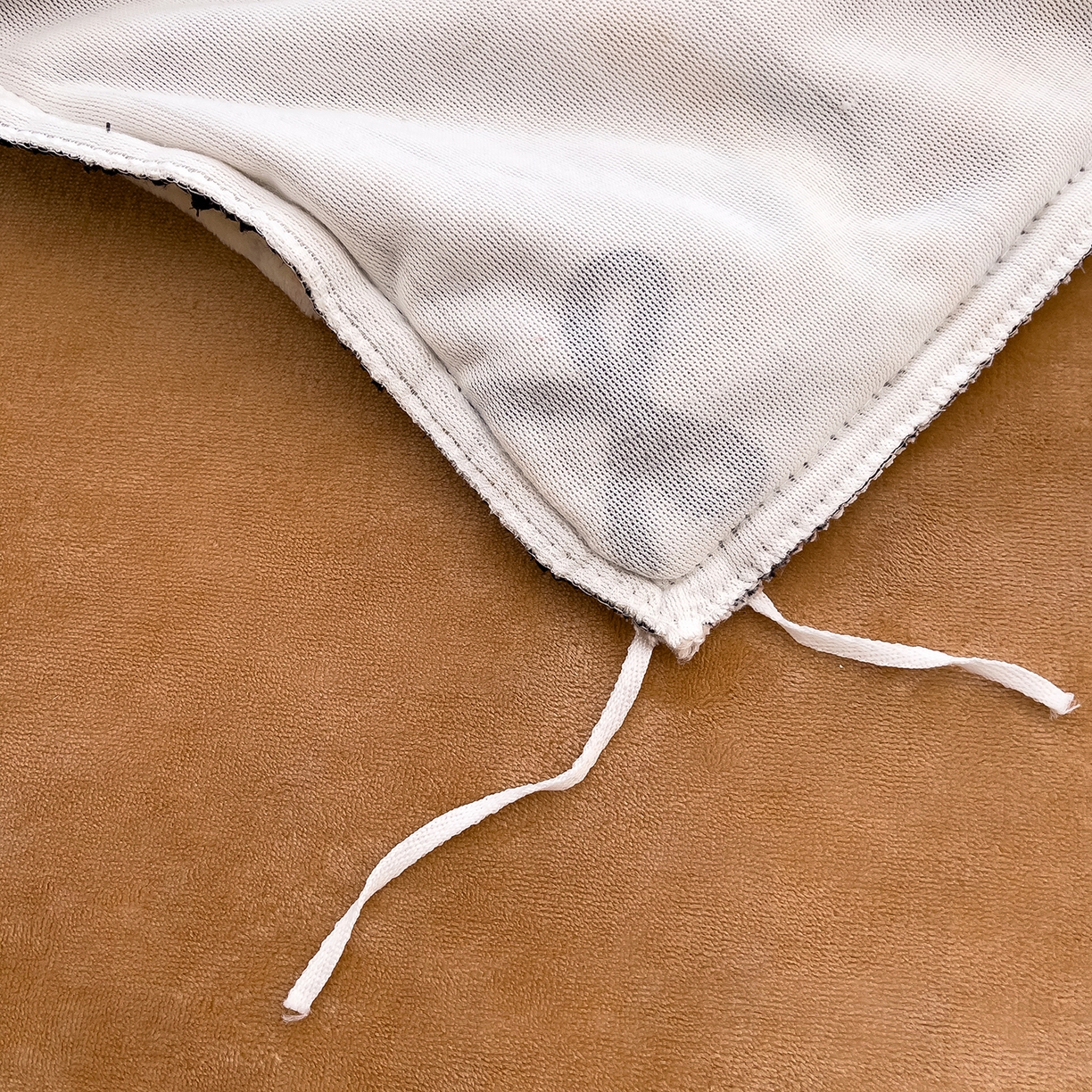 91家纺网 家纺一手货源 找家纺 赛丽雅 2025新款赫本风牛奶绒床裙款黑色花边四件套花边款 8-9 斤加厚面料 幻蝶