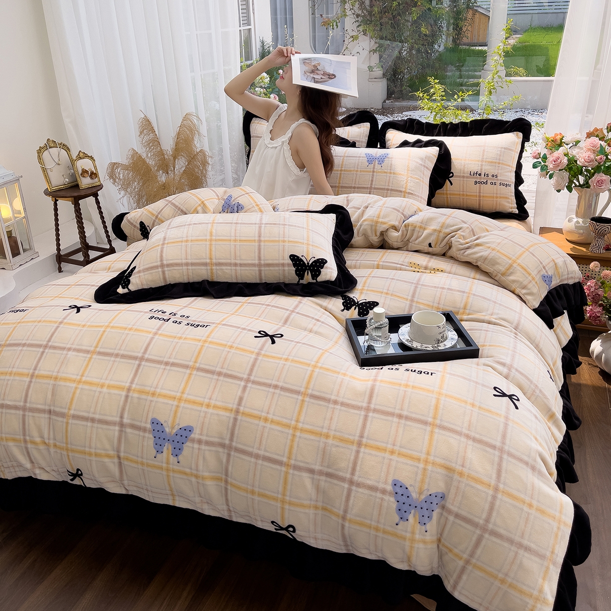 91家纺网 家纺一手货源 找家纺 赛丽雅 2025新款赫本风牛奶绒床裙款黑色花边四件套花边款 8-9 斤加厚面料 幻蝶