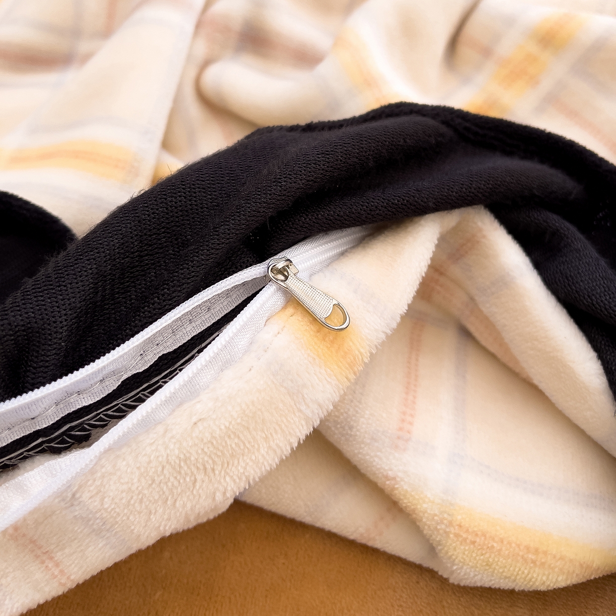 91家纺网 家纺一手货源 找家纺 赛丽雅 2025新款赫本风牛奶绒床裙款黑色花边四件套花边款 8-9 斤加厚面料 幻蝶