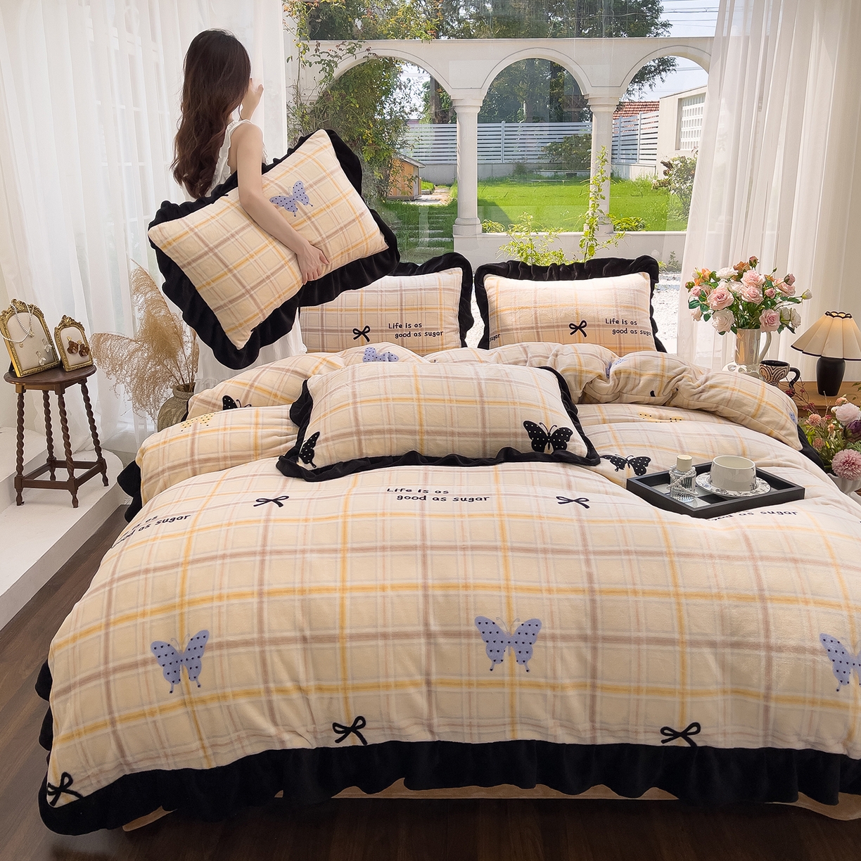 91家纺网 家纺一手货源 找家纺 赛丽雅 2025新款赫本风牛奶绒床裙款黑色花边四件套花边款 8-9 斤加厚面料 幻蝶